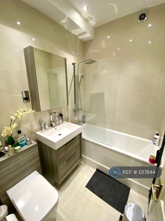 2 bedroom flat in Woodside Park Road, London, N12 (2 bed) (#1217844)