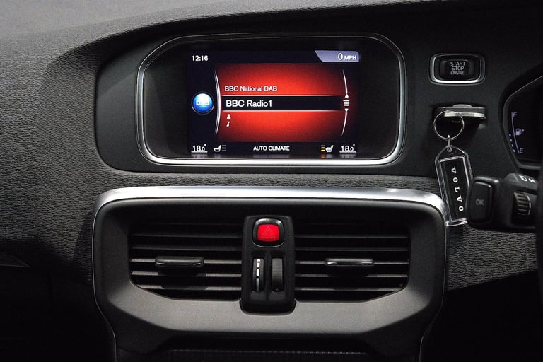 2017 Volvo V40 2.0 T2 R-Design Nav Plus Euro 6 (s/s) 5dr HATCHBACK Petrol Manual