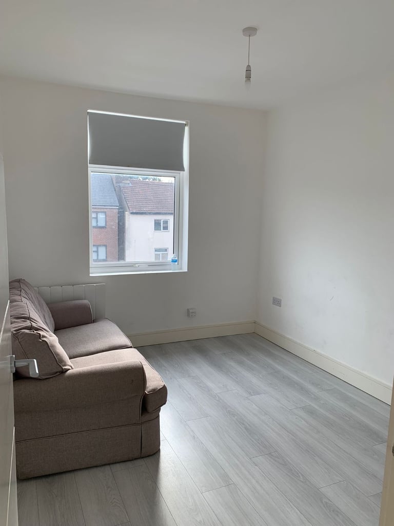 Amazing 2 Bed Flat + Open Plan Living Rm - Collier Row, Romford (RM5)