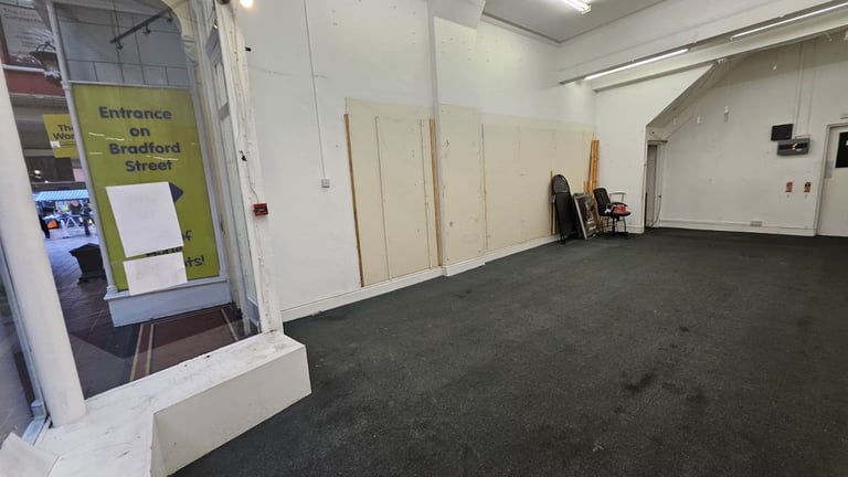 700 Sq foor shop to let in the beautiful Victoria Aracade in Walsall Town Centre