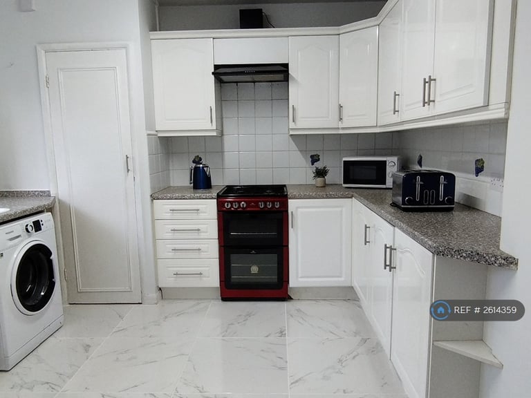 3 bedroom flat in Spencer Park, London, SW18 (3 bed) (#2614359)