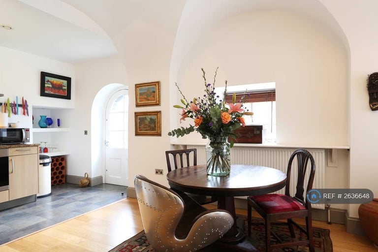 1 bedroom flat in Grove House, Bristol, BS8 (1 bed) (#2636648)
