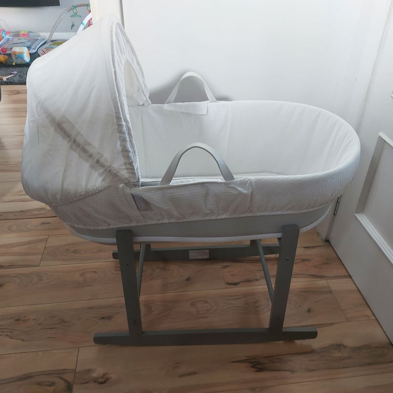 Shnuggle moses basket & stand