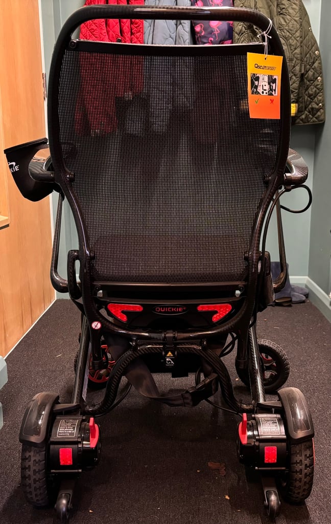 Lightweight foldable electric wheelchair