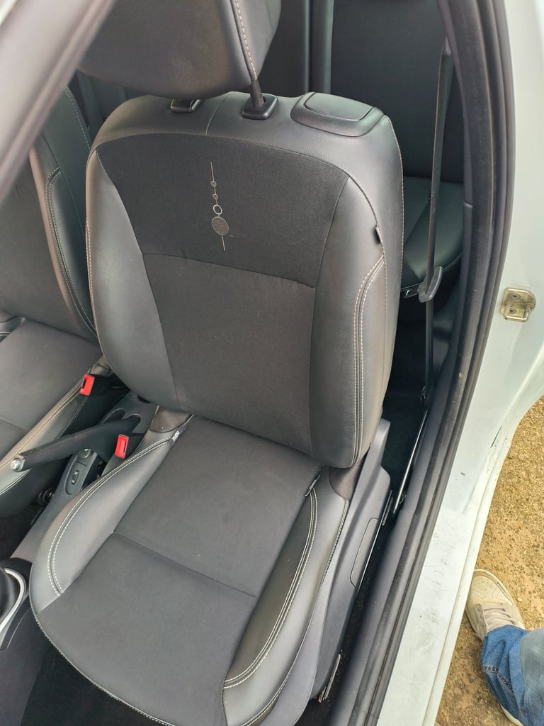 2011 Renault CLIO dynamique TomTom series.