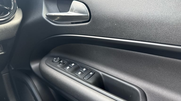 2025 Alfa Romeo Junior 1.2 MHEV Ibrida SUV 5dr Petrol Hybrid e-DCT Euro 6 (s/s) (136 ps) SUV Hybr...