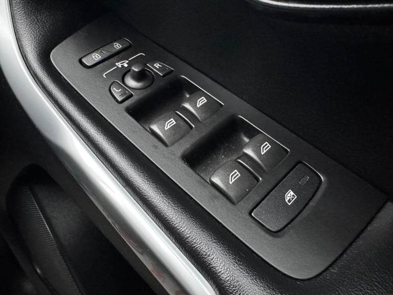 2015 15 VOLVO V40 1.6 D2 R-DESIGN LUX HATCHBACK 5DR DIESEL MANUAL EURO 5 (S/S) (