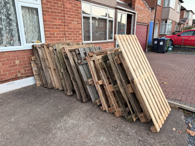 Free wooden pallets 