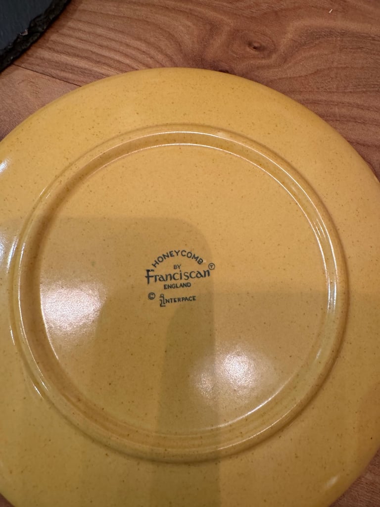 Dinner Service of Franciscan Honeycomb stoneware, made in England. Vintage 1970's