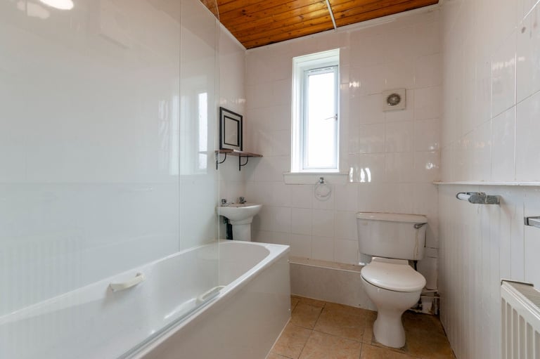  DOUBLE BEDROOM for FLAT SHARE in bright and spacious West Pilton flat – available soon