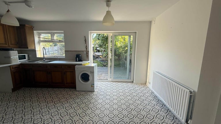 Spacious 4-Bedroom House with 2 Bathrooms in NEW MALDEN