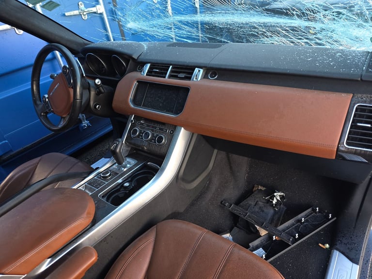 Left-hand drive dashboard rangerover 2020