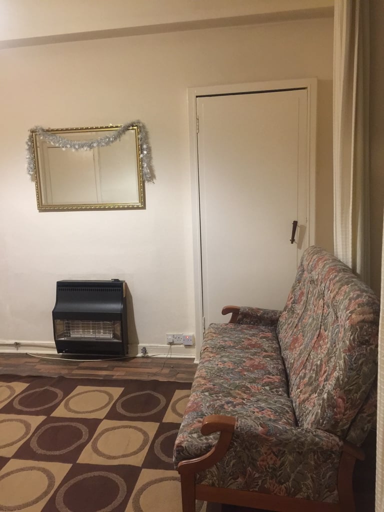  Spacious 3-Bed Flat in Dalry – Quiet Location, Excellent Transport Links