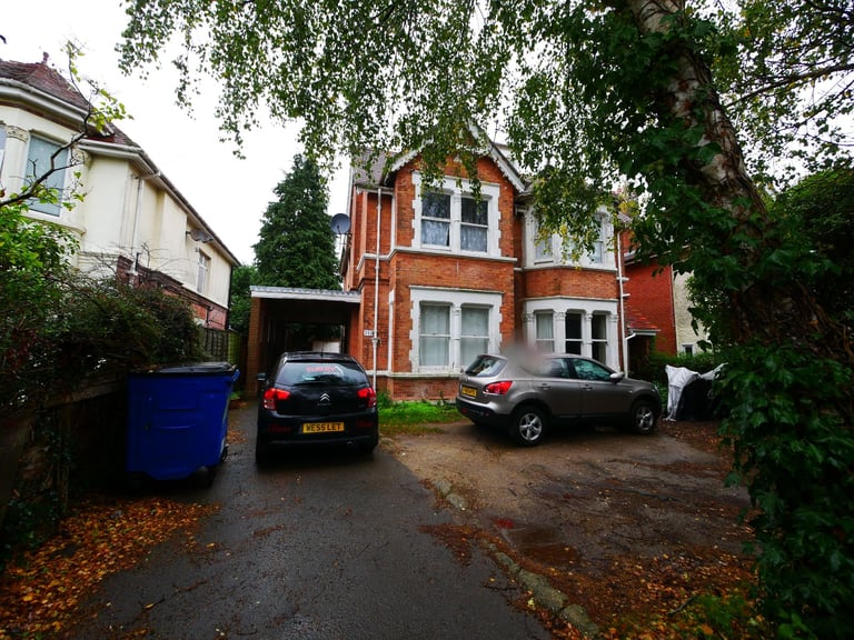 Double room to let in Lowther rd. Charminster