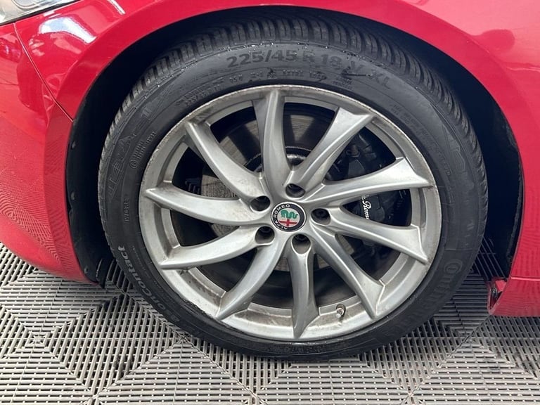 2018 Alfa Romeo Giulia 2.0T Veloce Saloon 4dr Petrol Auto Euro 6 (s/s) (280 ps) Saloon Petrol Aut...