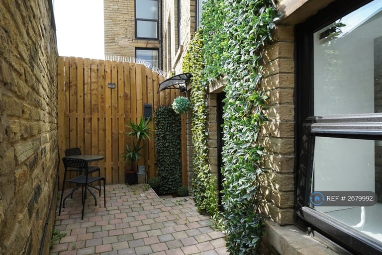 1 bedroom flat in Tudor House, Brighouse, HD6 (1 bed) (#2679992)