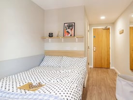 STUDENT ROOMS TO RENT IN COVENTRY. CLASSIC NON ENSUITE WITH PRIVATE ROOM, STUDY DESK, CHAIR