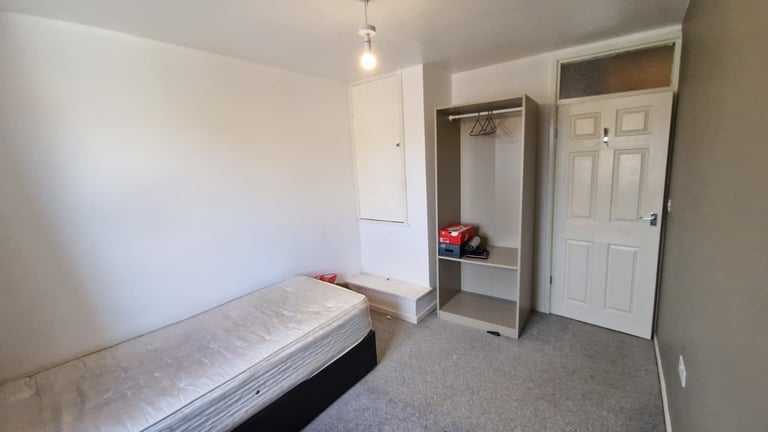Large single room in a house share