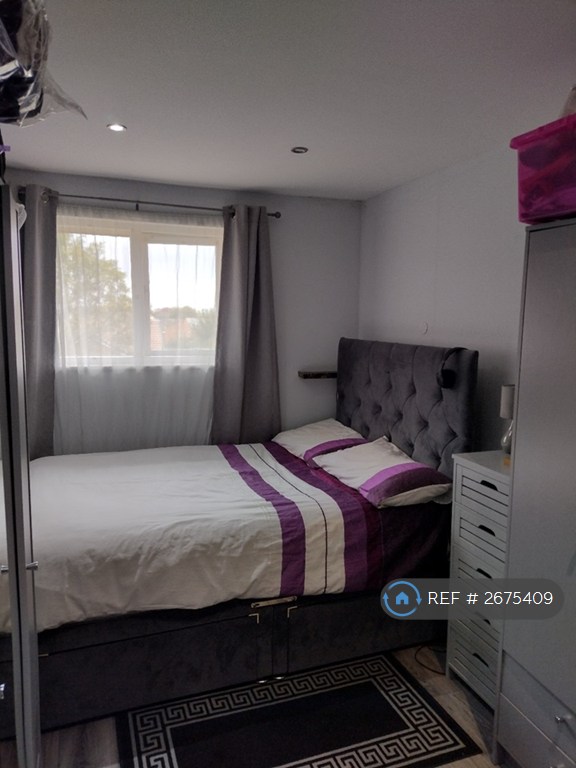 2 bedroom flat in Bierton Road, Aylesbury, HP20 (2 bed) (#2675409)