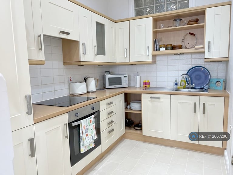 2 bedroom flat in Royal Esplanade, Margate, CT9 (2 bed) (#2667286)