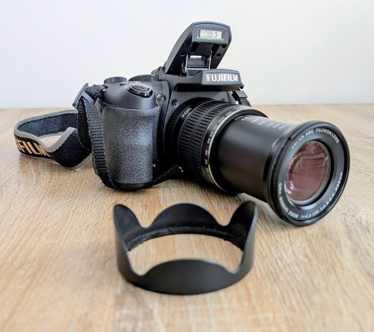 Fuji Finepix HS30EXR 16 MP 30 x Optical Zoom Bridge Camera with Accessories 