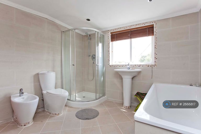 3 bedroom flat in Haringey, London, N4 (3 bed) (#2666817)