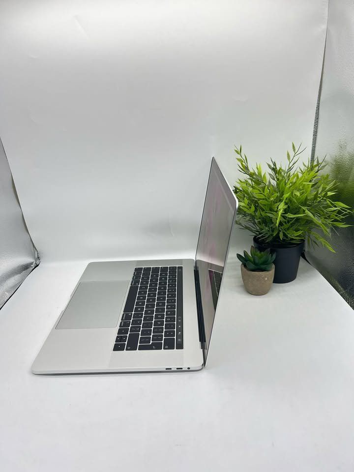 Apple MacBook Pro Powerful 2018 i7 32Gb Fast SSD AMD Pro Dedicated Graphics Touchbar 4k 