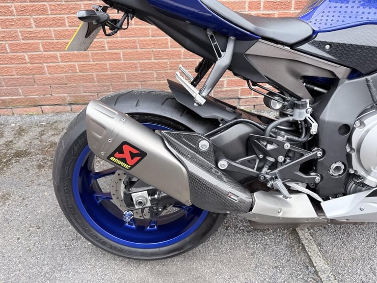 YAMAHA YZF R1 16
