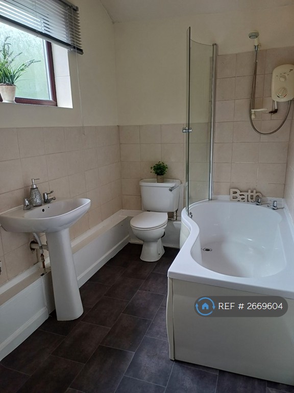 2 bedroom house in Lorne Street, Wigan, WN1 (2 bed) (#2669604)