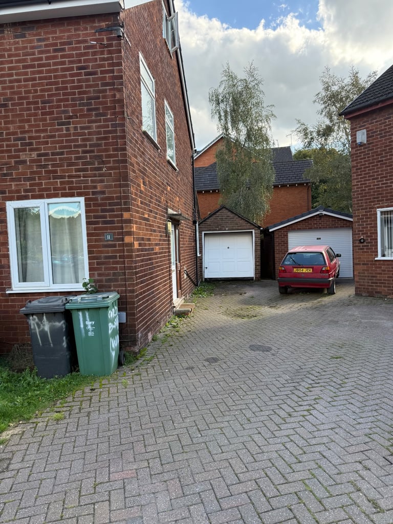 image for 4/5 bedroom semi detached property for rent