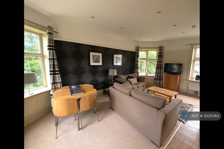 1 bedroom flat in Langcliffe Avenue East, Harrogate, HG2 (1 bed) (#2525083)