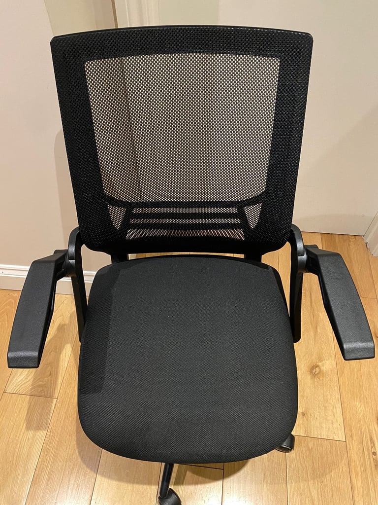 Black office chair / desk chair 