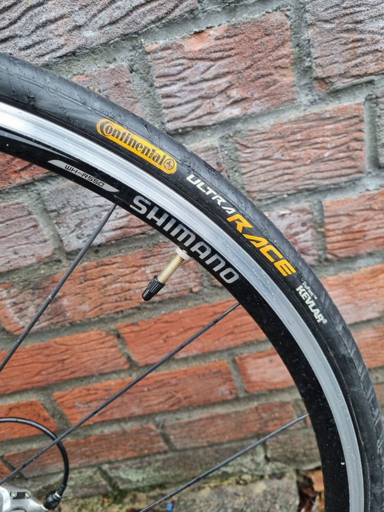 Scott speedster s10 road bike. Full ultegra groupset,  30 gears. R550 shimano wheels. Frame cracked.