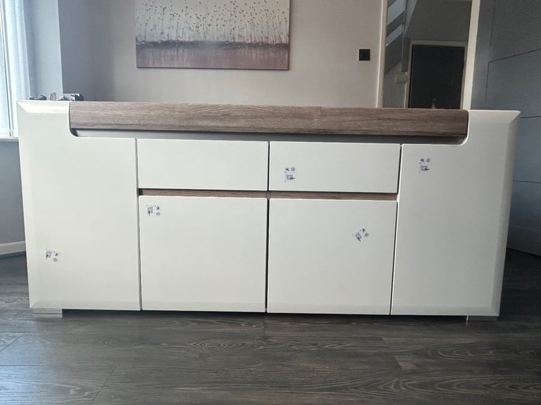 Bought for £600 Large oak sideboard - 190cm lengthways Color white/oak