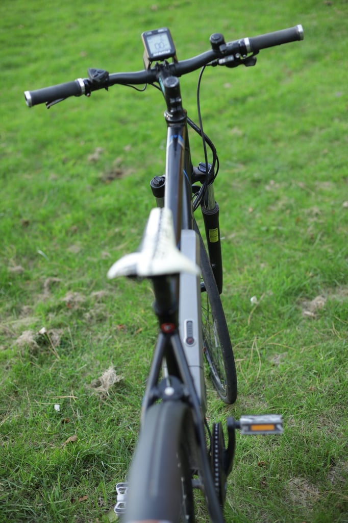 Carrera Crossfire E Electric Hybrid Bike 700C Shimano Altus SR Suntour HESC + Extras