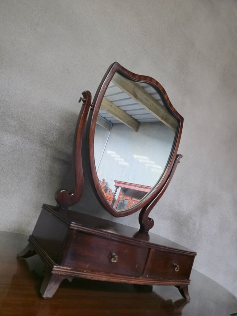 An early 20th century mahogany dressing table or toilet mirror