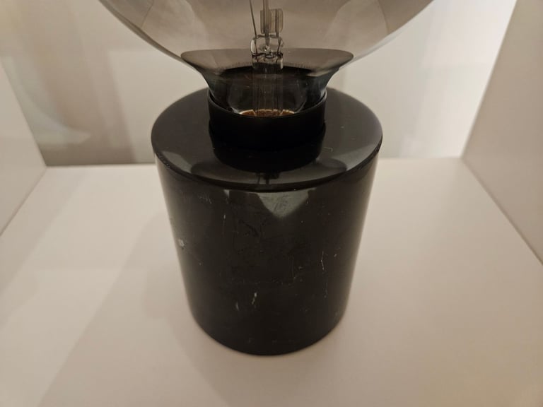 MARKFROST Table lamp, marble black + MOLNART LED bulb