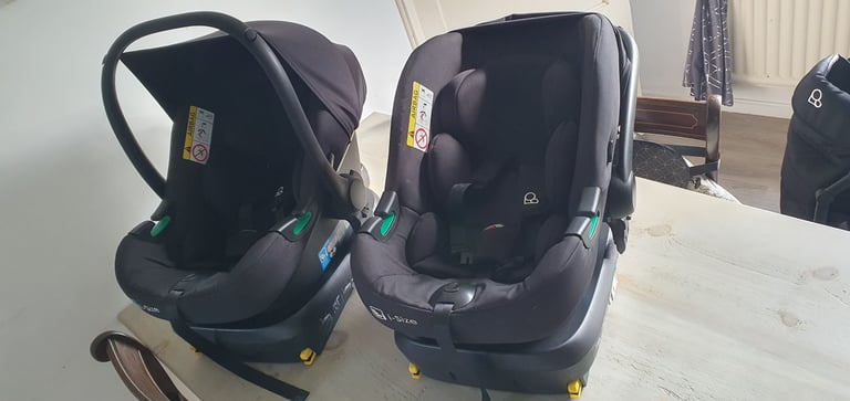 Puggle Twin Pram and Isofix Car Seats