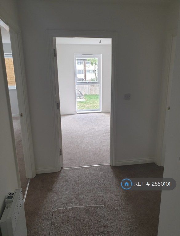 2 bedroom flat in Dock Road, Tilbury, RM18 (2 bed) (#2650101)