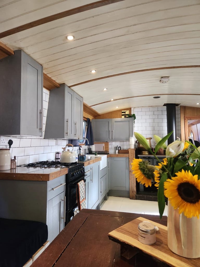 image for Large Widebeam boat - 2 bedrooms - 2 bathrooms, incl an ensuite - all bills incl - E14 8EG