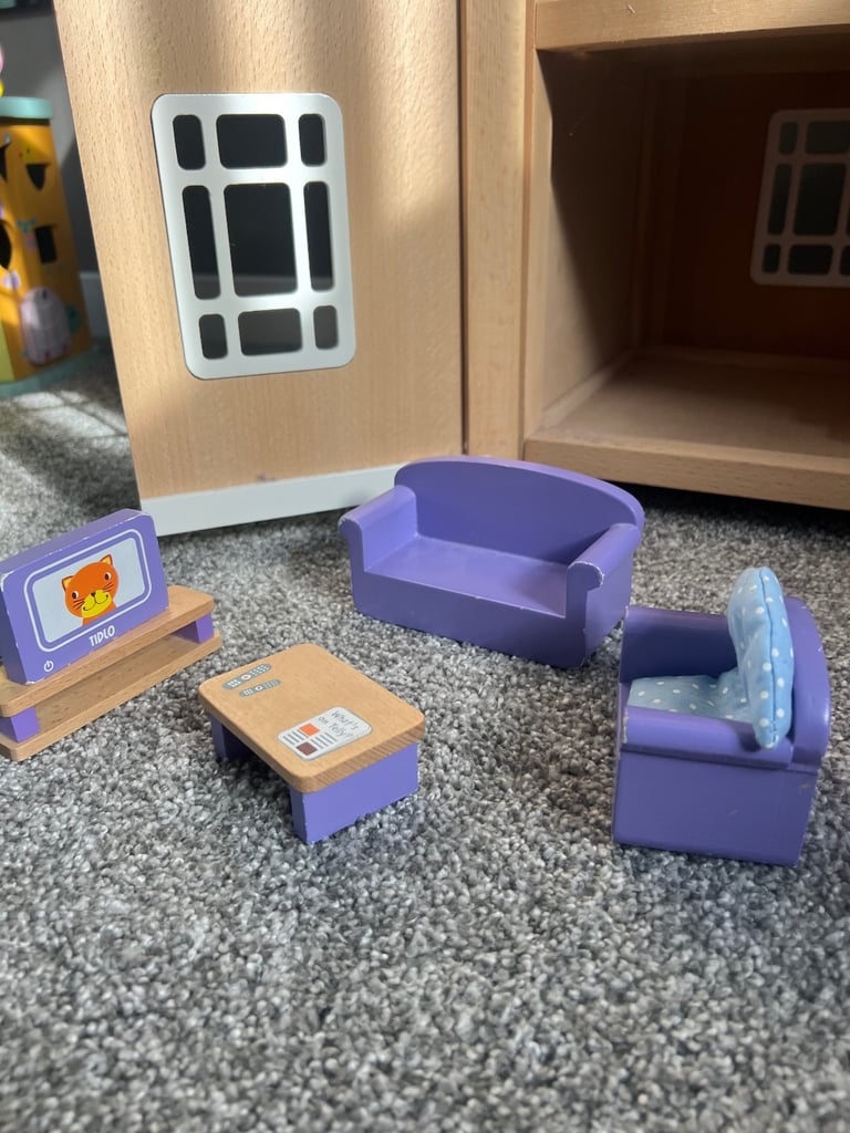 Doll house and Furniture Tildo