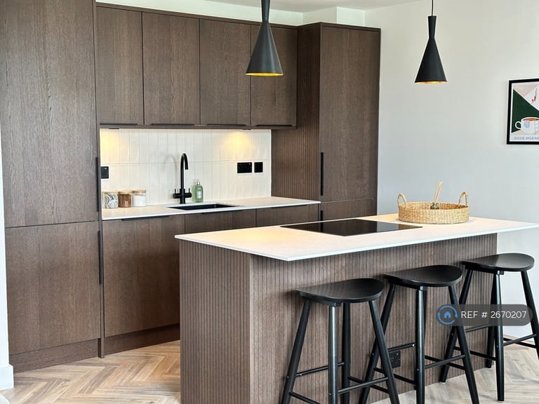 1 bedroom flat in Clapham Park Road, London, SW4 (1 bed) (#2670207)