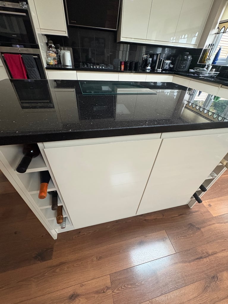 Kitchen Units for Sale Buyer to Collect and Dismantle with Siemens appliances