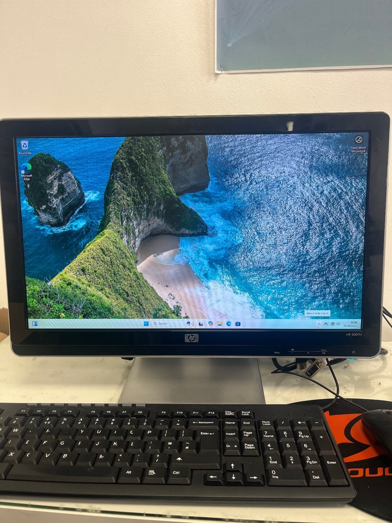 Hp mini pc Intel Pentium 120gb ssd. Intel hd graphics 510 8gb ram 20” monitor  windows 11 office 365