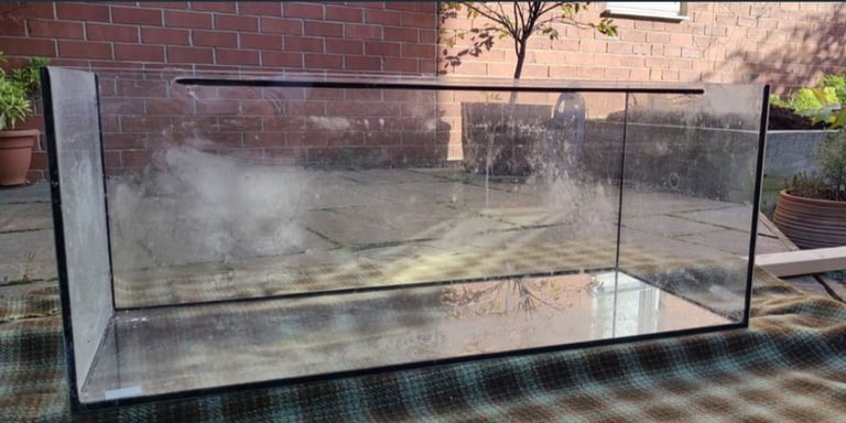 Large fish tank, with external filter, light and heater. 145l