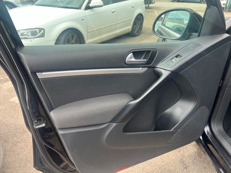 2013 Volkswagen Tiguan 2013 2.0 TDi BlueMotion Tech SE 5dr 4X4  DSG AUTO BLACK SERVICE HISTORY ES...