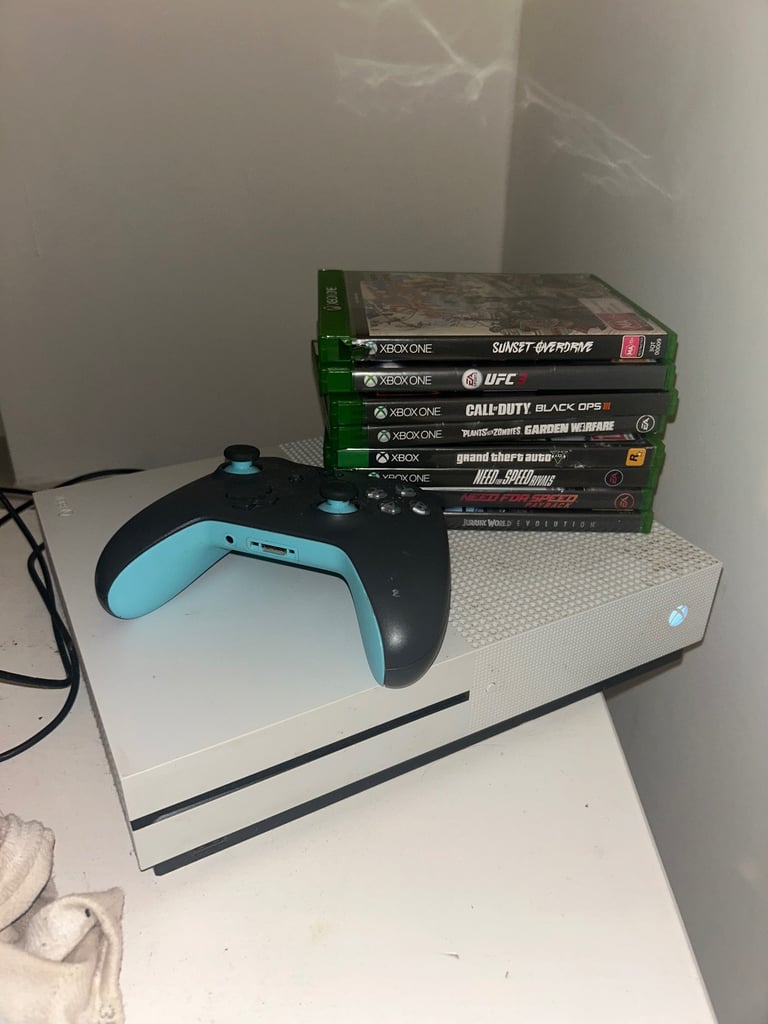 White Xbox one 356gb