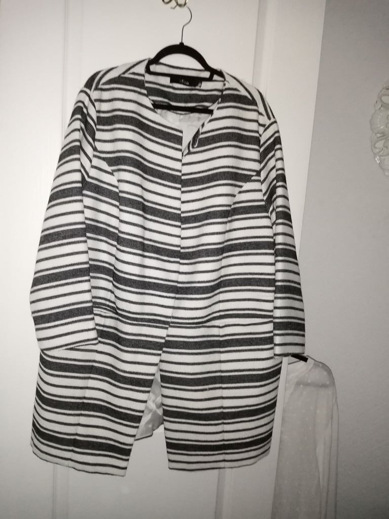 image for  ELLOS (MADE FOR M&S) BLUE & WHITE COLLARLESS ¾ COAT. SIZE 24