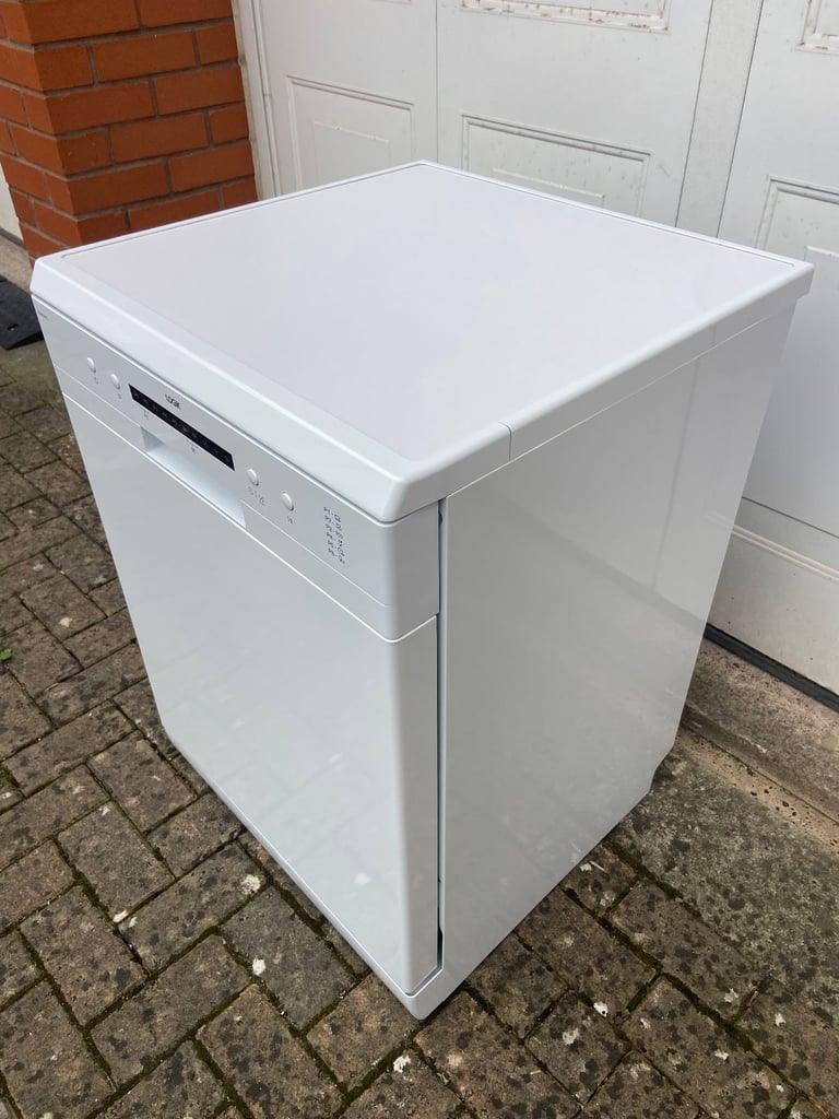 LOGIK Full-Size Dishwasher 12 place settings. Like a new. I'm happy to deliver in Bristol for free.