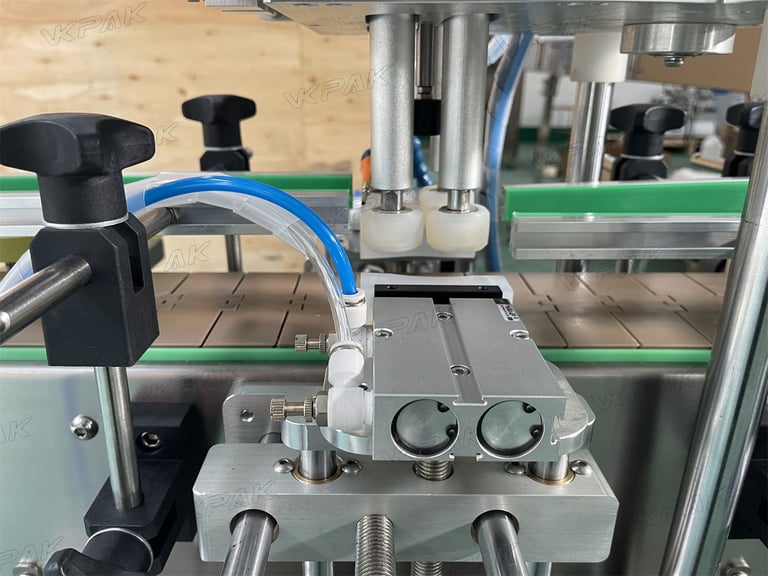 Automatic Tabletop Spray Cap Screw Capping Sealing Machine for Plastic Pet Glass Bottle